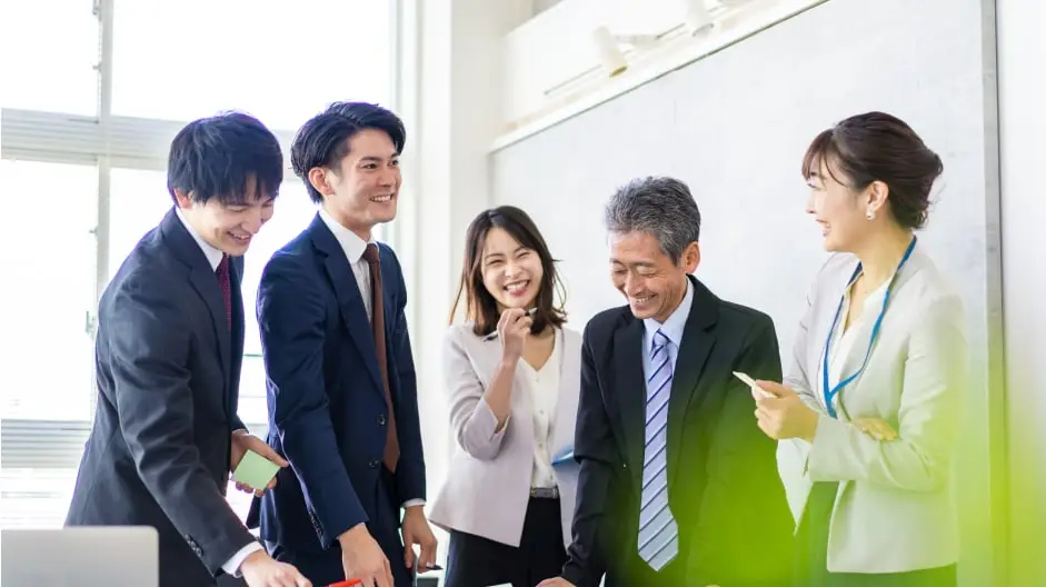 5人で笑い合っている男性と女性