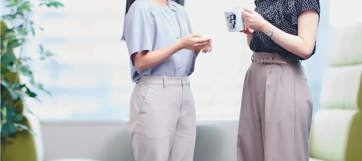 立って雑談をしている二人の女性